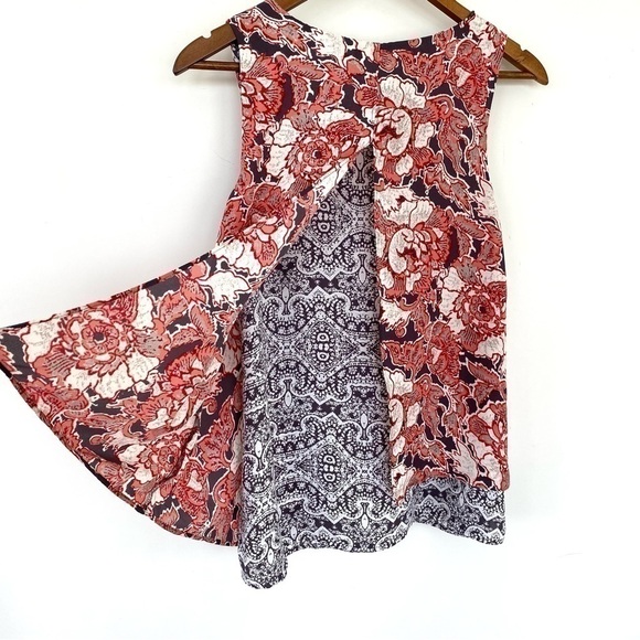 Lucky Brand tank top with v-neckline, loose &  flowy fit - Picture 6 of 9